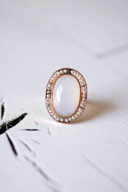 Bague ancienne or rose calcédoine bleu gris adularescente et perles - Castafiore