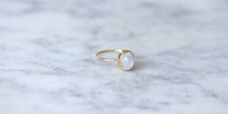 Bague ancienne pierre de lune sur or jaune - Castafiore