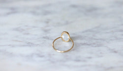 Bague ancienne pierre de lune sur or jaune - Castafiore