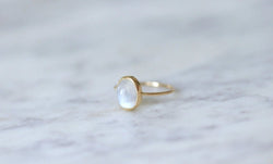 Bague ancienne pierre de lune sur or jaune - Castafiore