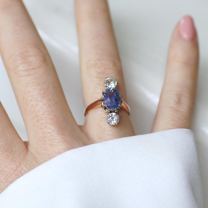 Bague Ancienne Saphir de Ceylan Non Chauffé et Diamants sur Or Rose - Castafiore