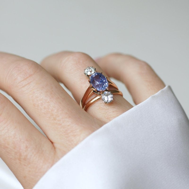 Bague Ancienne Saphir de Ceylan Non Chauffé et Diamants sur Or Rose - Castafiore