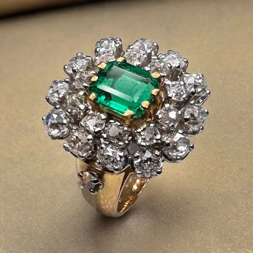 Bague ancienne sertie d’une émeraude colombienne de 1.26 carat et de diamants. - Castafiore