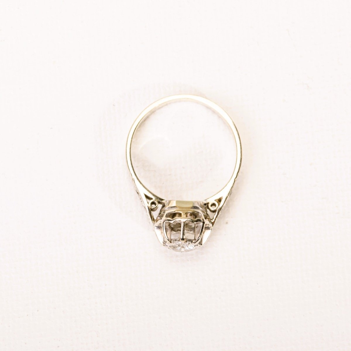 Bague ancienne, solitaire diamant en serti illusion, en or blanc et platine - Castafiore