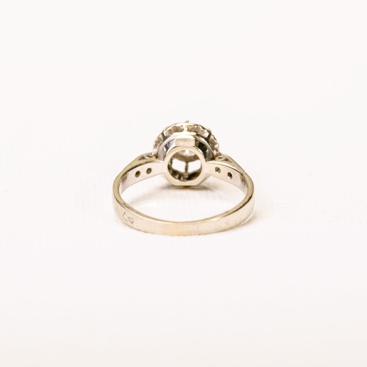 Bague ancienne, solitaire diamant en serti illusion, en or blanc et platine - Castafiore