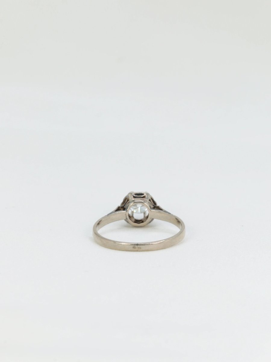 Bague ancienne solitaire en or blanc et diamant - Castafiore