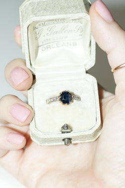 Bague Ancienne Solitaire Saphir 1,50 Cts et Diamants - Castafiore