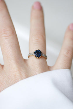 Bague Ancienne Solitaire Saphir 1,50 Cts et Diamants - Castafiore