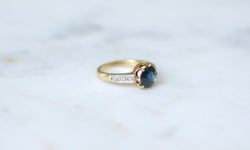 Bague Ancienne Solitaire Saphir 1,50 Cts et Diamants - Castafiore