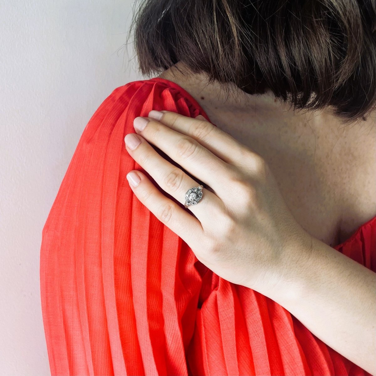 Bague Art Déco à godrons en or blanc et diamants - Castafiore