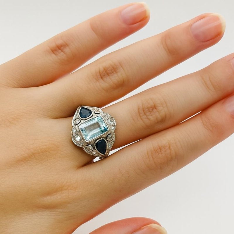 Bague ART DECO Anillo en platine avec aigue - marine, saphirs et diamants - Castafiore