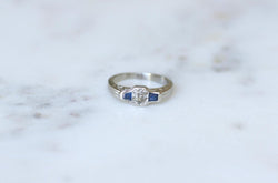 Bague Art Deco Diamant Carré et Saphirs sur Platine - Castafiore
