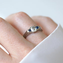 Bague Art Deco Diamant Carré et Saphirs sur Platine - Castafiore