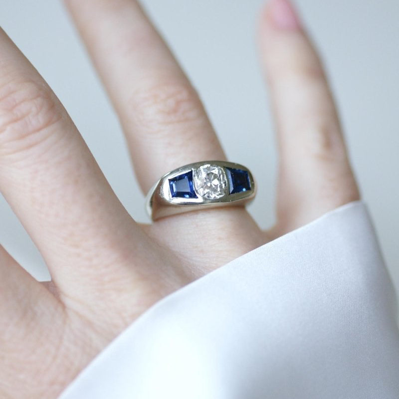 Bague Art Deco Diamant Coussin 1,50 Cts et Saphirs sur Or Blanc - Castafiore