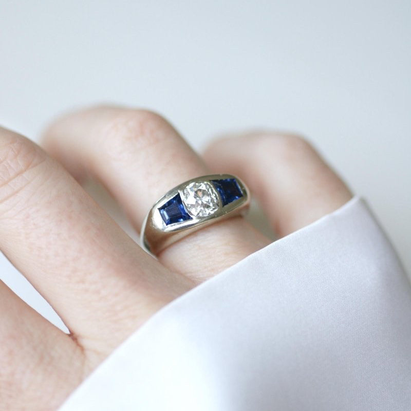 Bague Art Deco Diamant Coussin 1,50 Cts et Saphirs sur Or Blanc - Castafiore