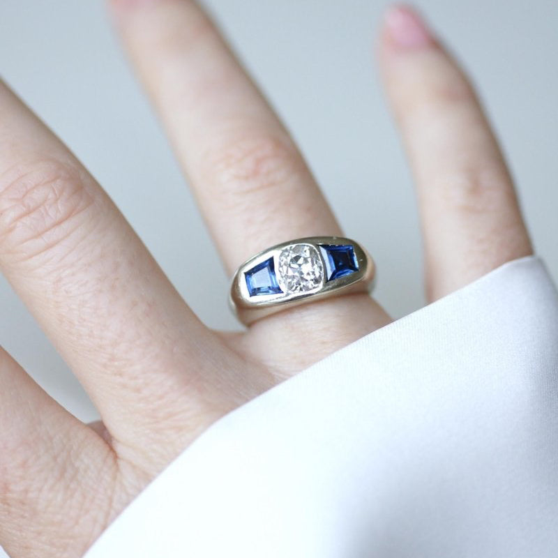 Bague Art Deco Diamant Coussin 1,50 Cts et Saphirs sur Or Blanc - Castafiore