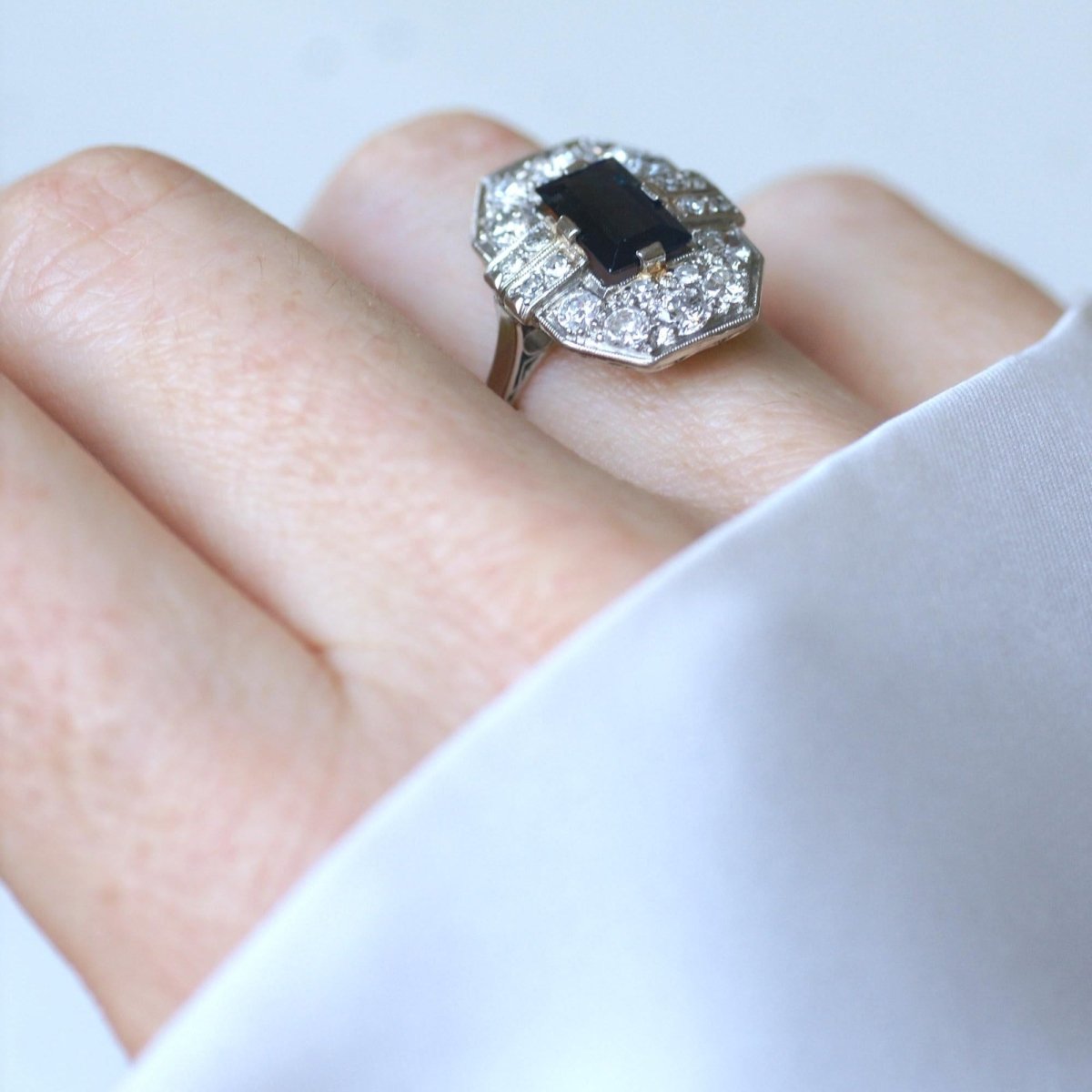 Bague Art Déco Diamants et Saphir Rectangulaire - Castafiore