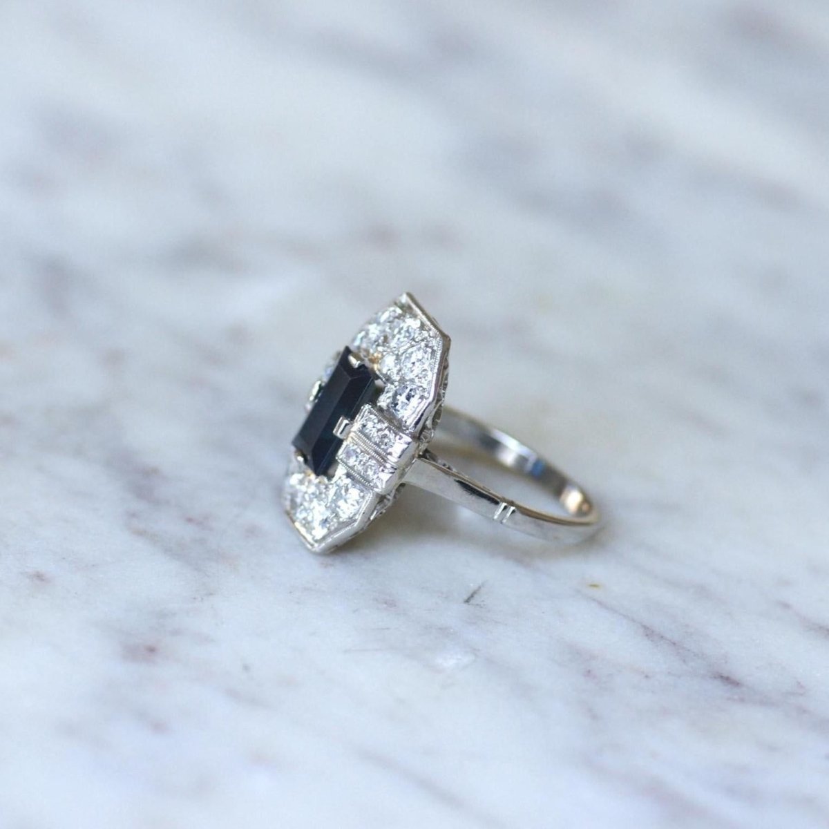 Bague Art Déco Diamants et Saphir Rectangulaire - Castafiore