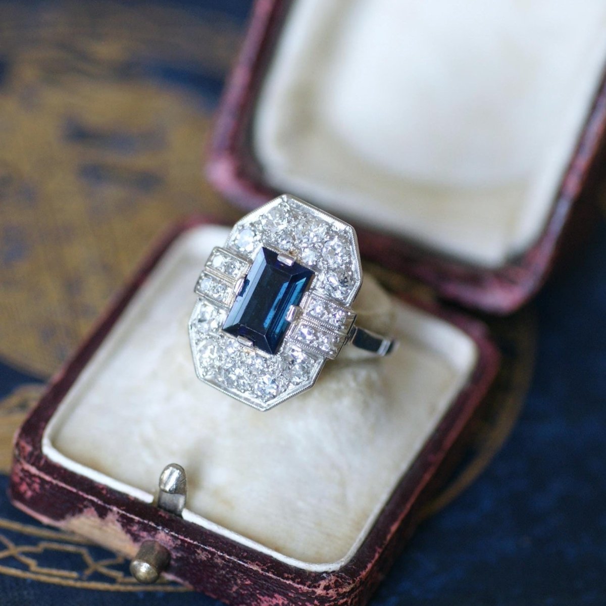 Bague Art Déco Diamants et Saphir Rectangulaire - Castafiore
