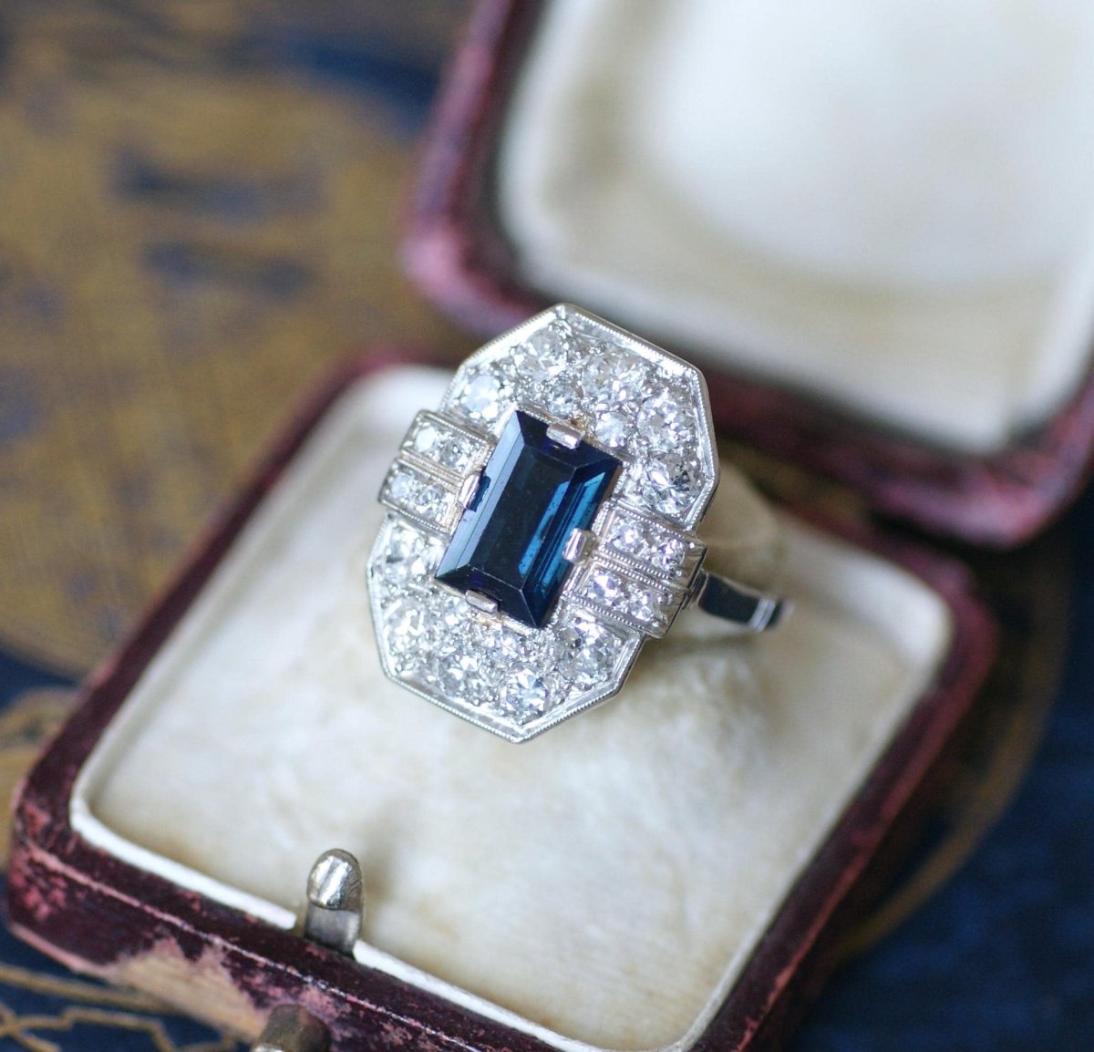 Bague Art Déco Diamants et Saphir Rectangulaire - Castafiore