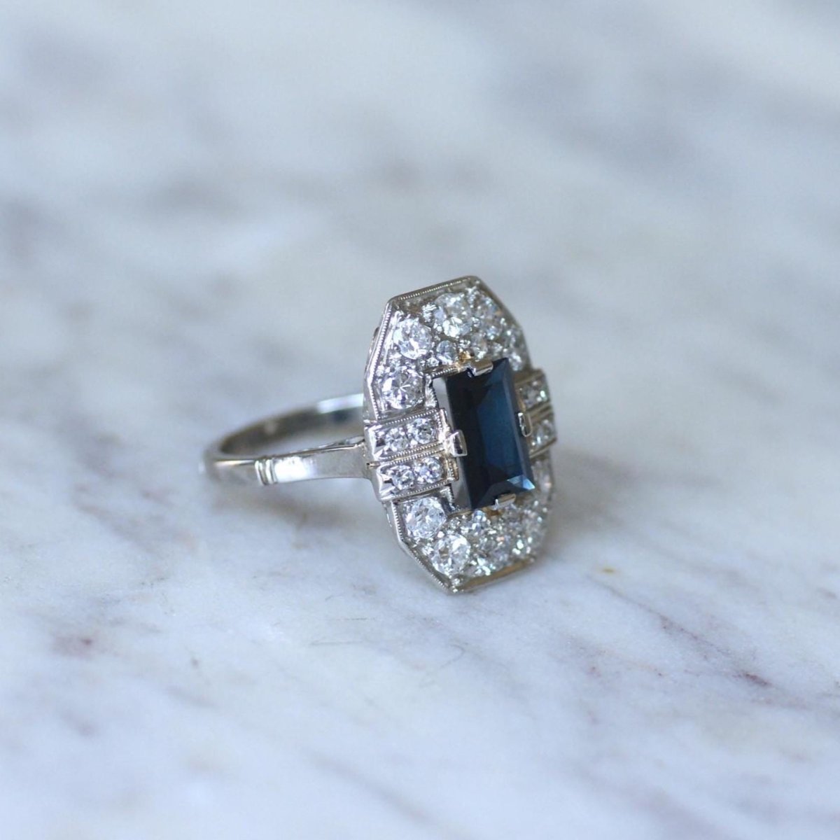Bague Art Déco Diamants et Saphir Rectangulaire - Castafiore