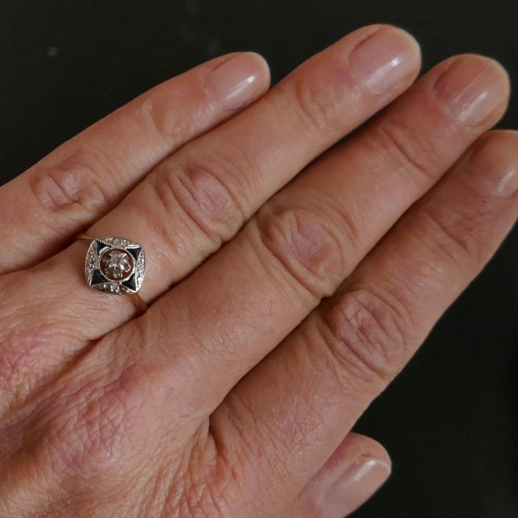 Bague Art Déco Diamants Et Saphirs Calibrés. - Castafiore