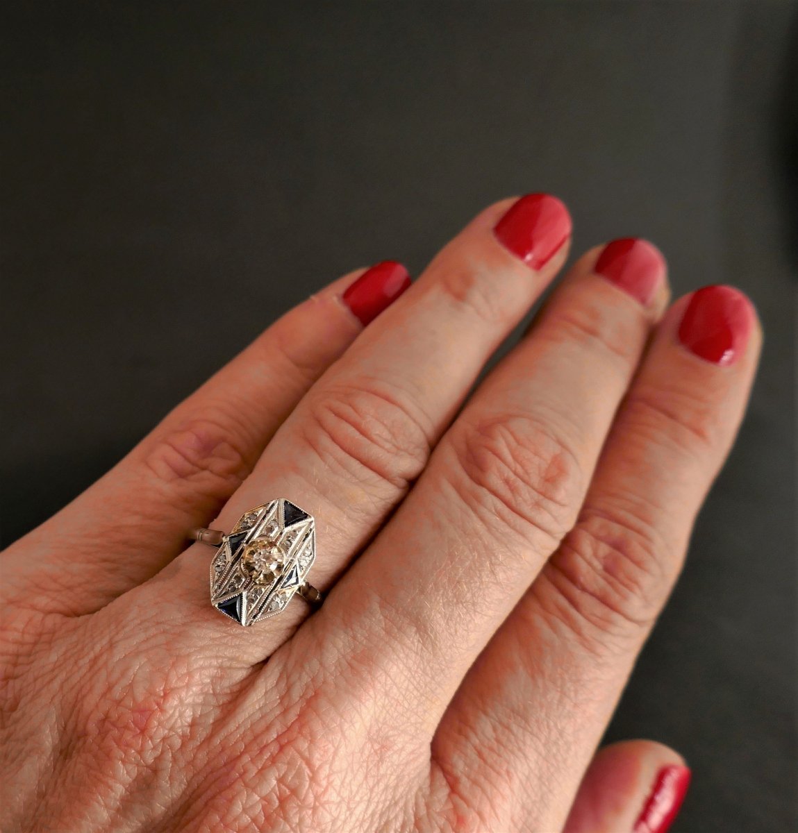 Bague Art Déco Diamants Et Saphirs Calibrés, Or Blanc 18 Carats. - Castafiore