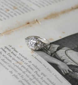 Bague Art Deco Dôme Ajouré Diamants - Castafiore