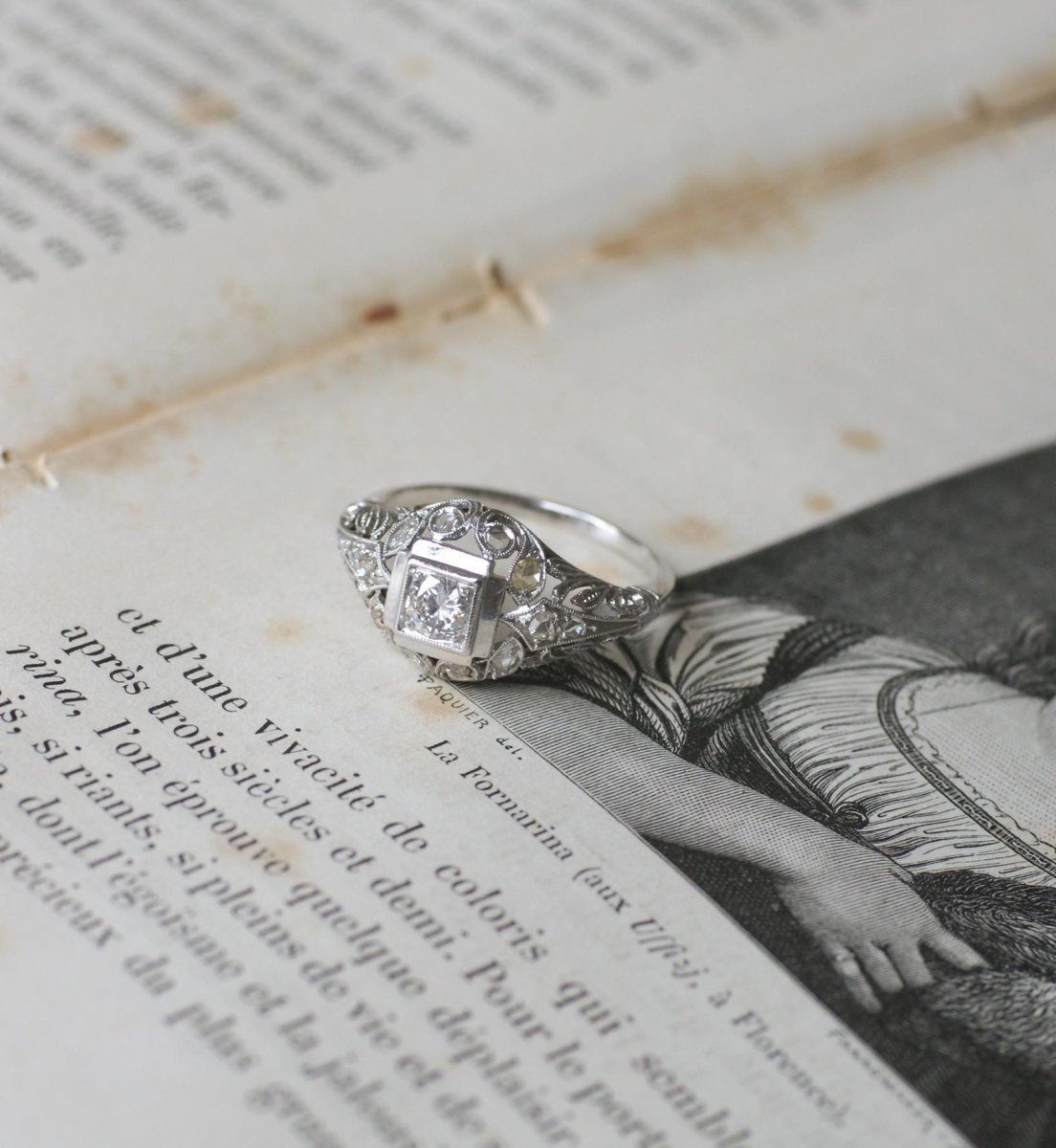 Bague Art Deco Dôme Ajouré Diamants - Castafiore