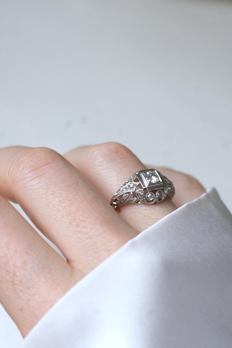Bague Art Deco Dôme Ajouré Diamants - Castafiore