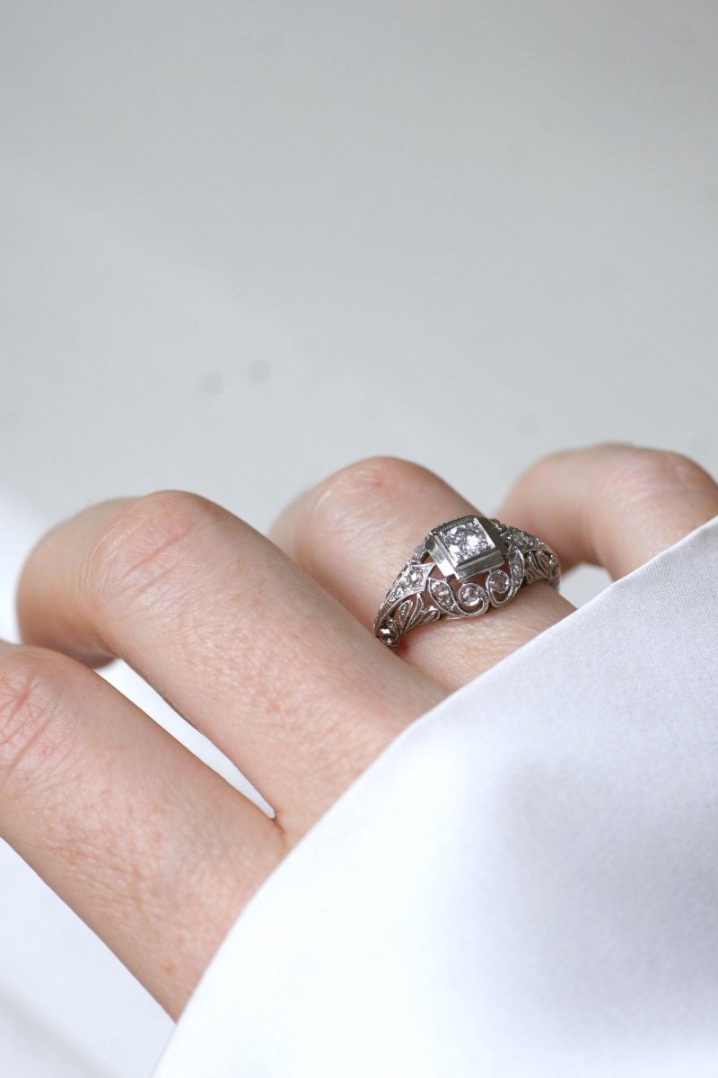 Bague Art Deco Dôme Ajouré Diamants - Castafiore