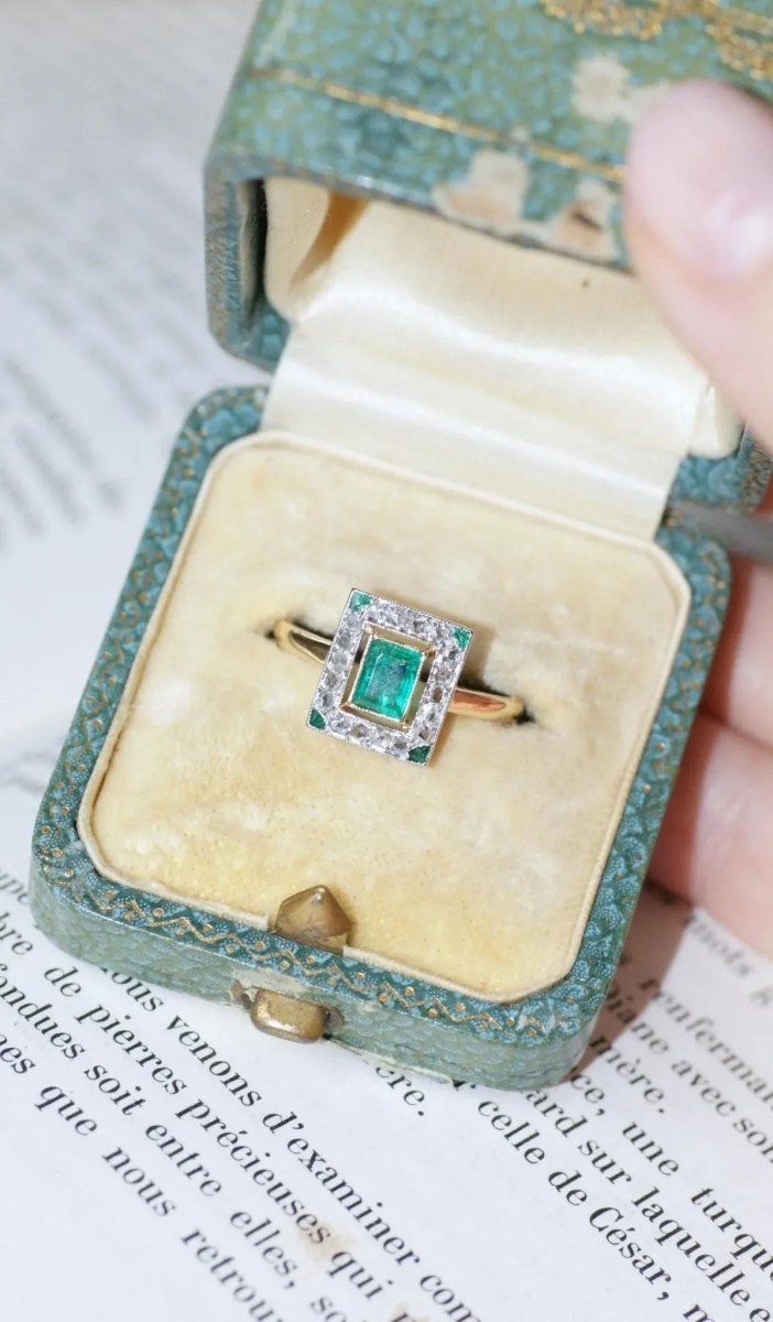 Bague Art Déco Emeraude et diamants - Castafiore