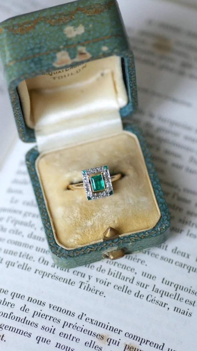 Bague Art Déco Emeraude et diamants - Castafiore