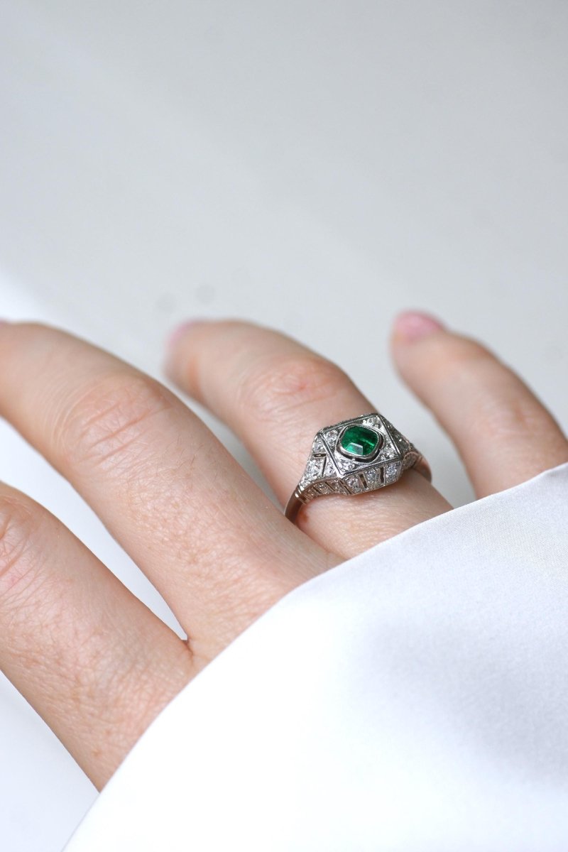 Bague Art Déco Emeraude et Diamants sur Platine - Castafiore
