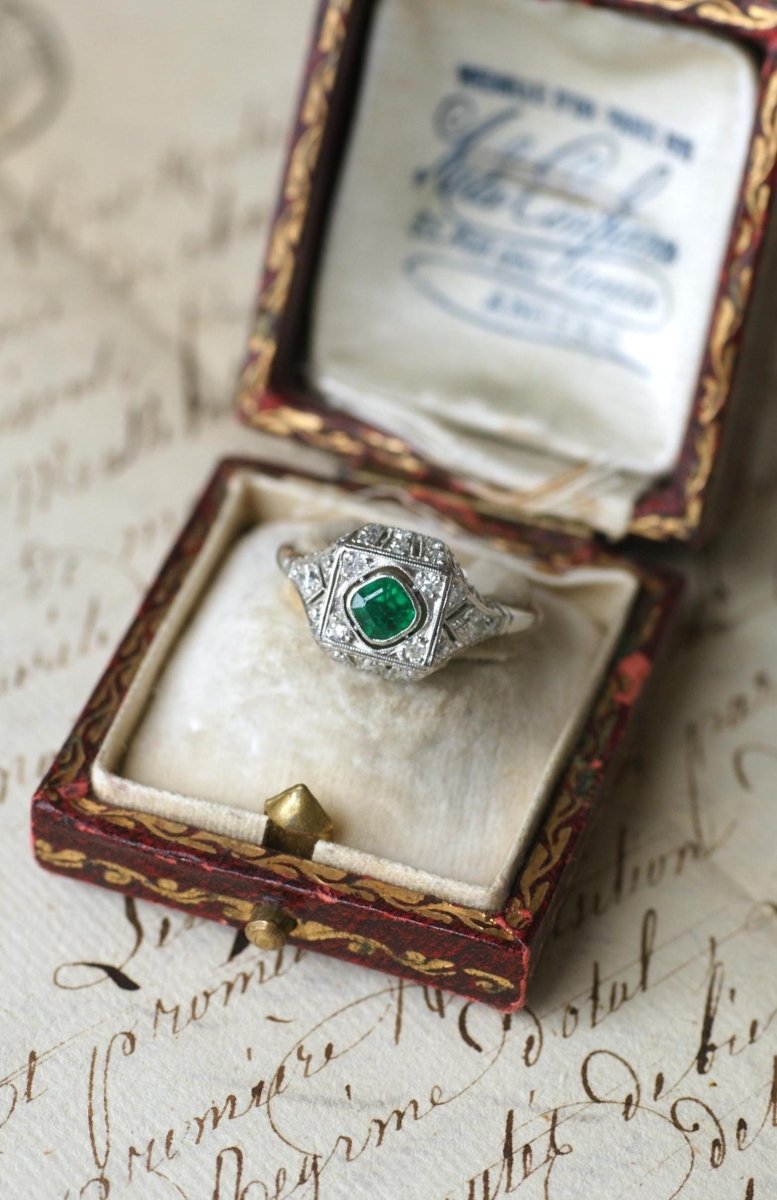 Bague Art Déco Emeraude et Diamants sur Platine - Castafiore