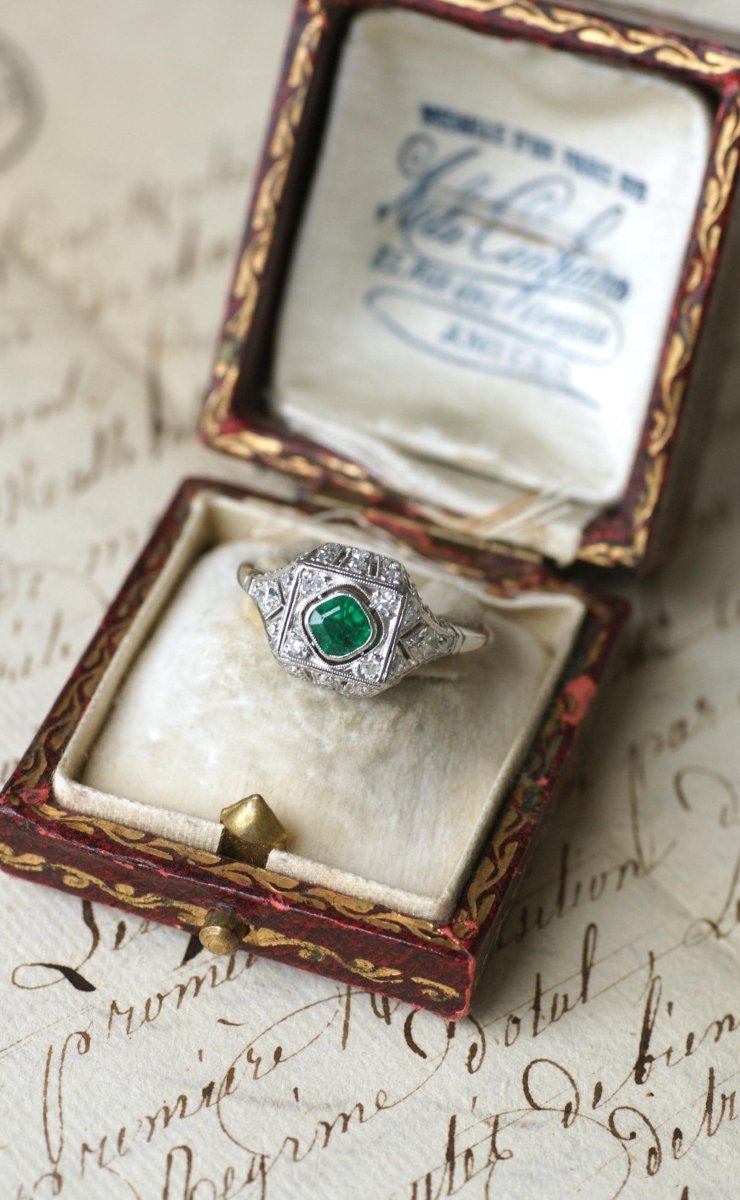 Bague Art Déco Emeraude et Diamants sur Platine - Castafiore