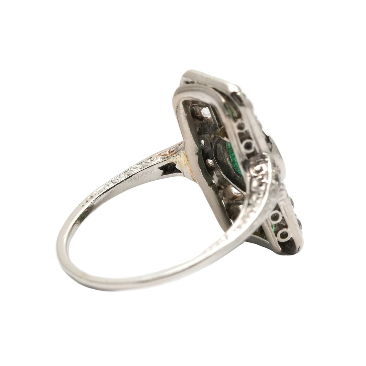 Bague Art Déco en or blanc, émeraudes et diamants - Castafiore