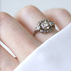 Bague Art Déco en or blanc et diamants - Castafiore