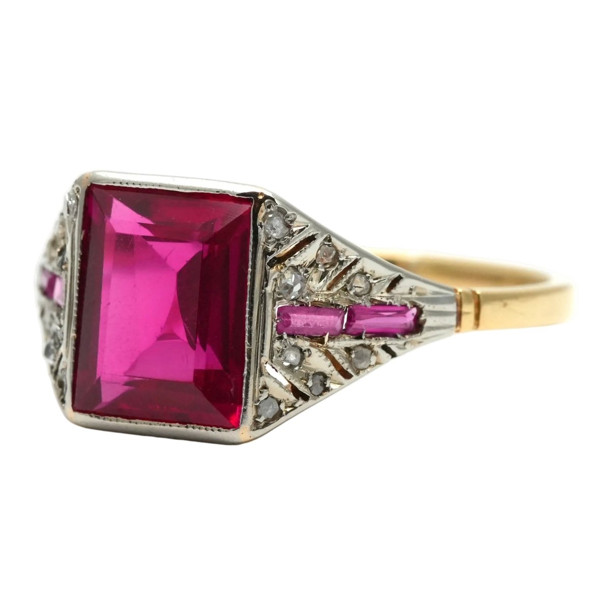 Bague Art Déco en or blanc, or jaune, rubis et diamants - Castafiore