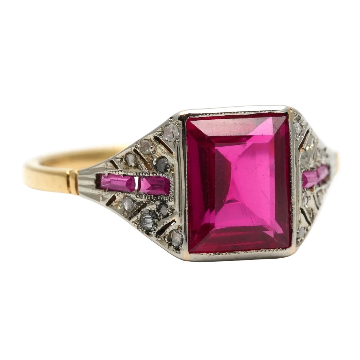 Bague Art Déco en or blanc, or jaune, rubis et diamants - Castafiore