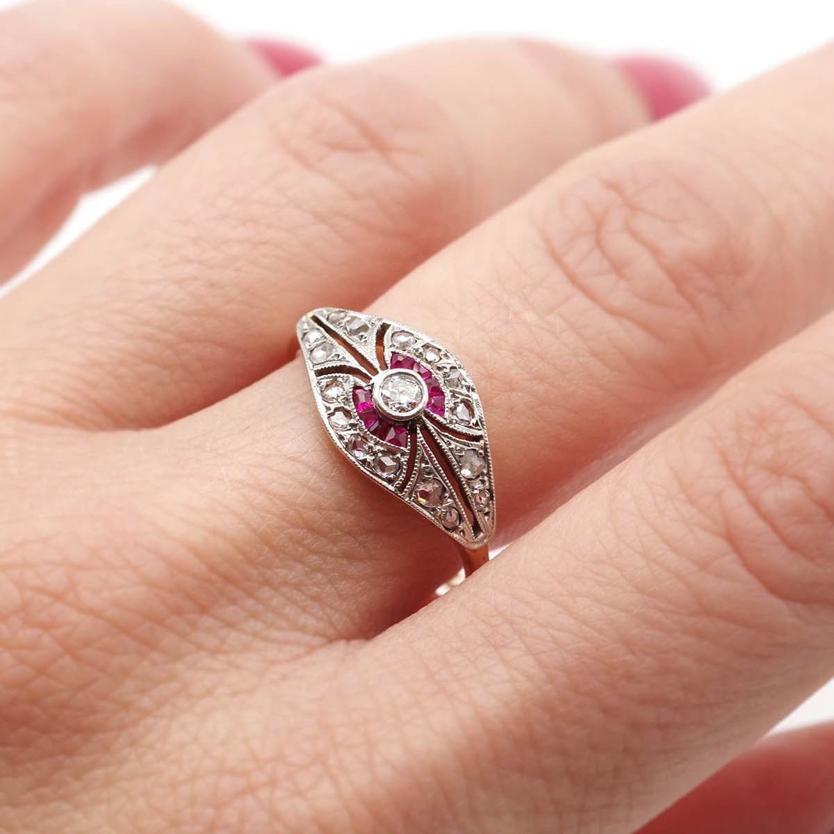 Bague Art Deco en or et platine avec rubis et diamants - Castafiore