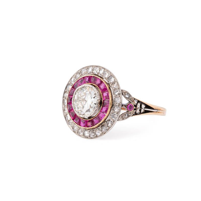 Bague Art Déco en or jaune, rubis et diamants - Castafiore