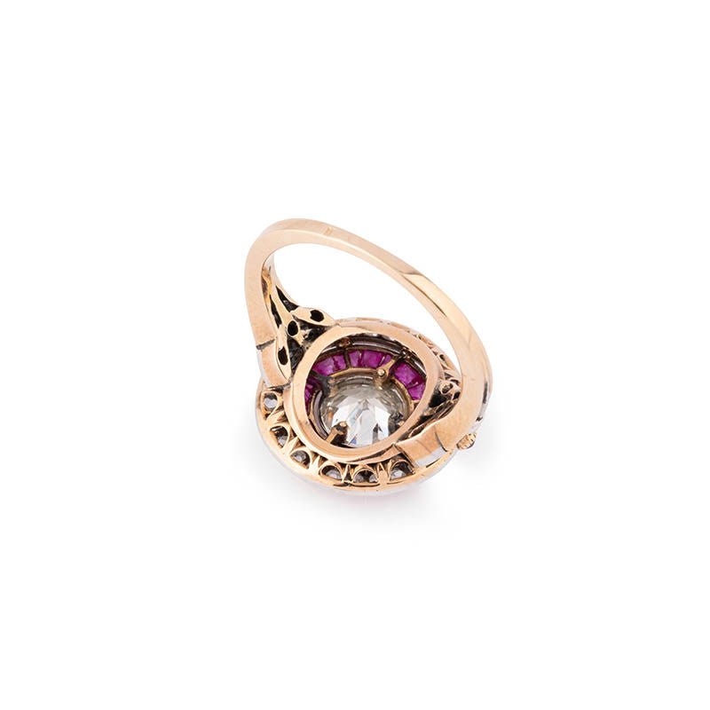 Bague Art Déco en or jaune, rubis et diamants - Castafiore