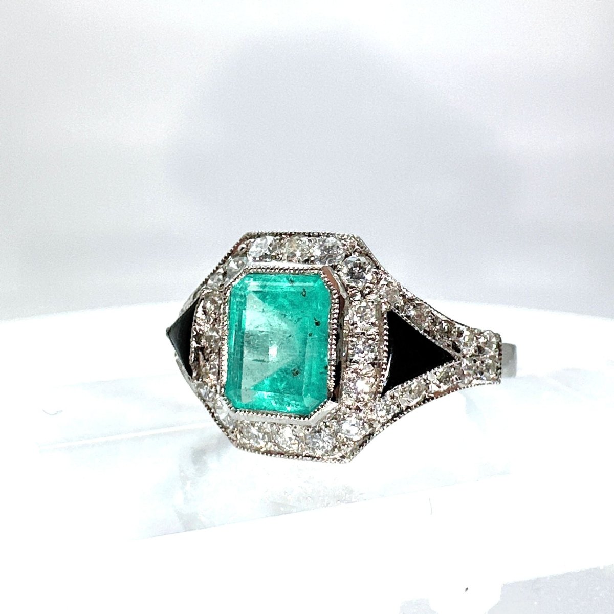 Bague art déco en platine avec onyx, diamants et émeraude - Castafiore