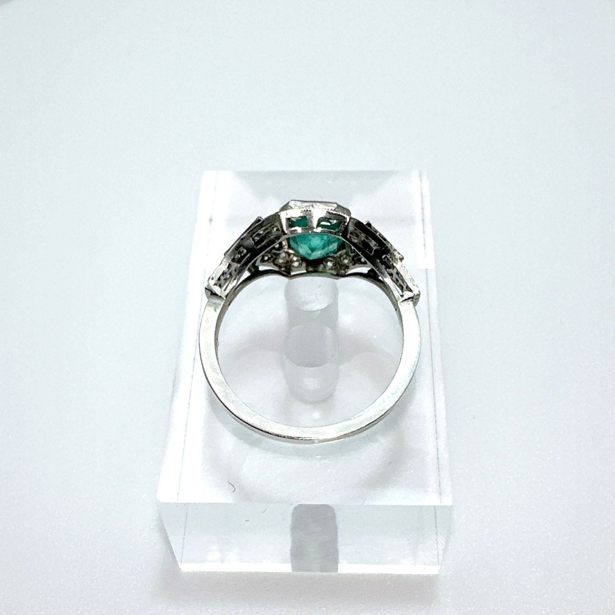 Bague art déco en platine avec onyx, diamants et émeraude - Castafiore