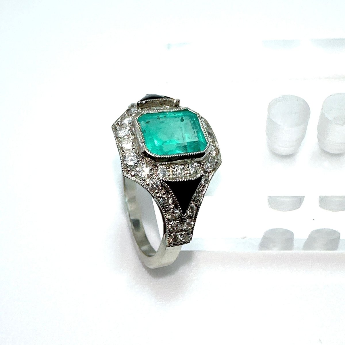 Bague art déco en platine avec onyx, diamants et émeraude - Castafiore