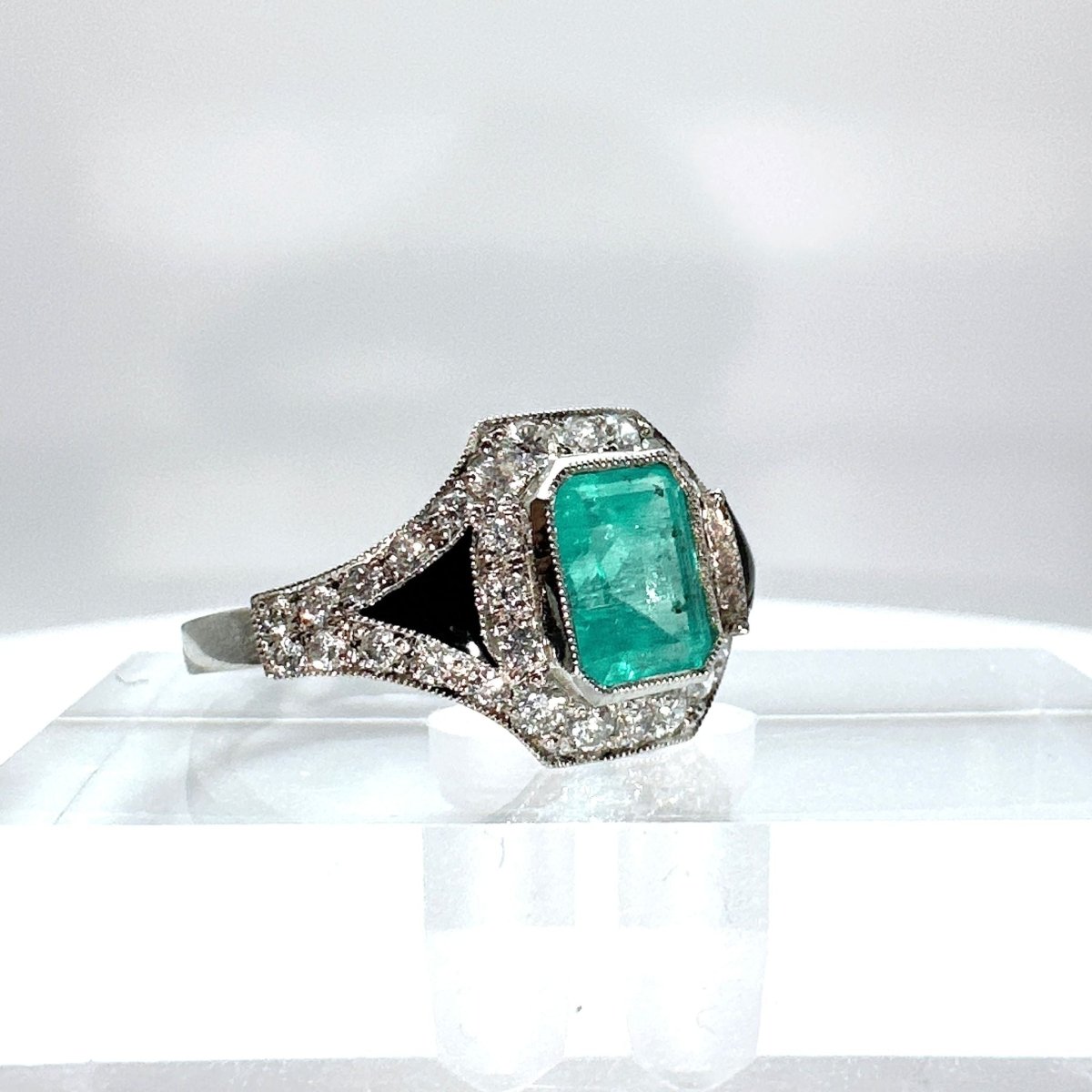 Bague art déco en platine avec onyx, diamants et émeraude - Castafiore