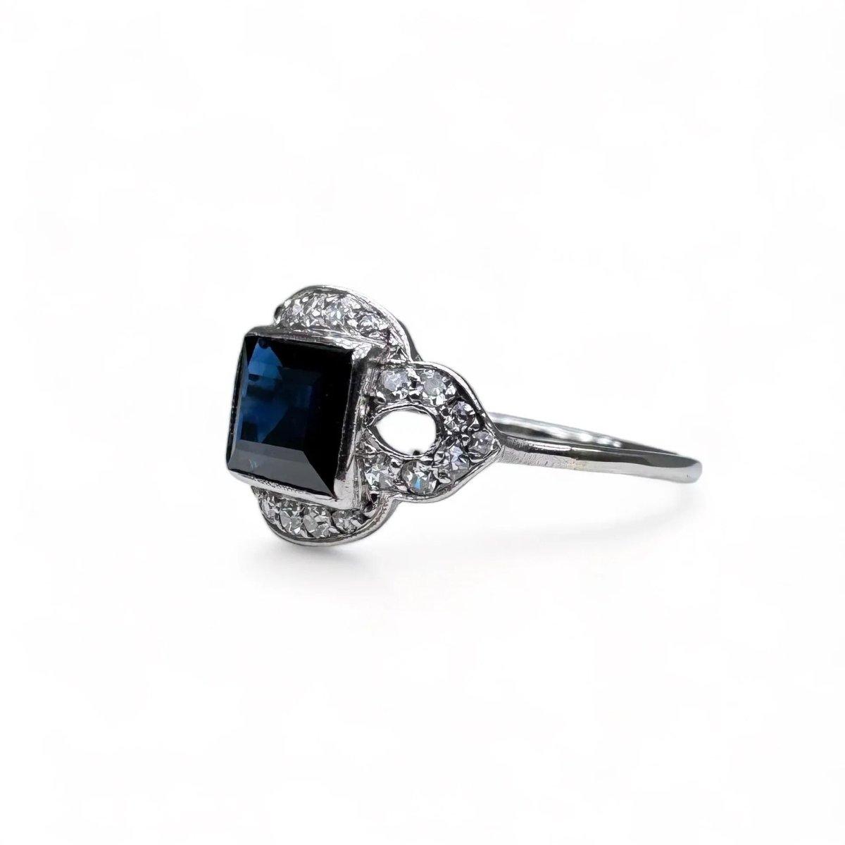 Bague Art - Deco en platine centrée d’un saphir dans un entourage de diamants. - Castafiore