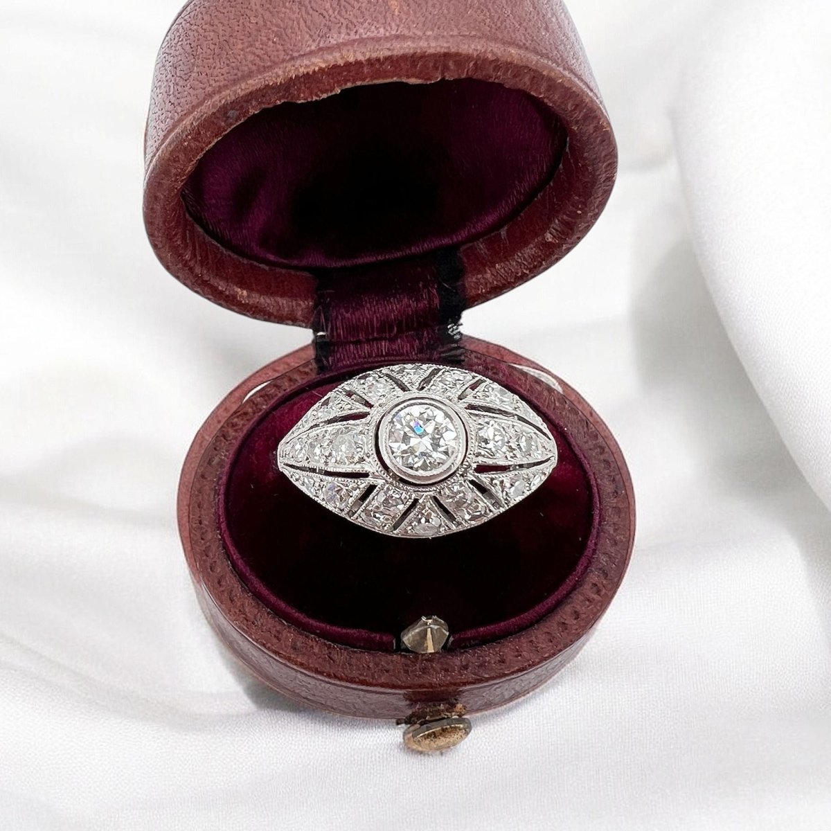 Bague Art Deco en Platine et Diamants - Castafiore