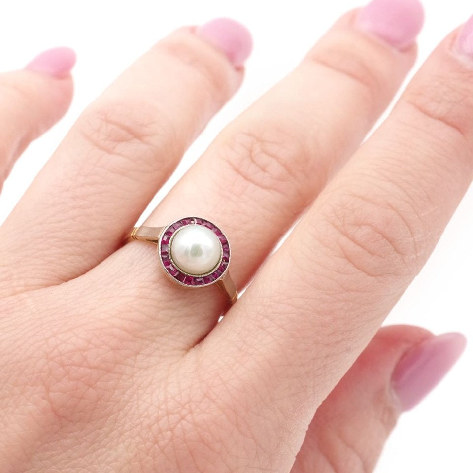 Bague Art Deco halo rubis perle en or - Castafiore